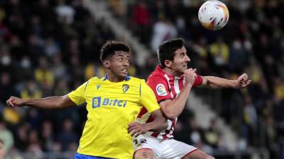 El hondureño Antony ‘Choco‘ Lozano salta por el balón con el jugador Daniel Vivian del Athletic Club de Bilbao.