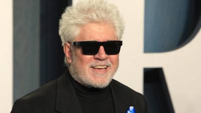 El director de cine Pedro Almodóvar en la fiesta de Vanity Fair posterior a los Óscar.