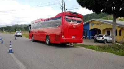 El autobús asaltado fue trasladado hasta a la posta policial de la aldea Guaymitas.