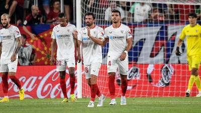Jugadores del Sevilla se lamentan tras el segundo gol del Osasuna en El Sadar.