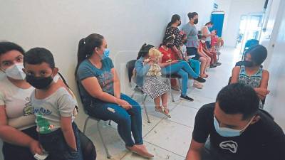 Más de 200 personas al día acuden a inmunizarse.