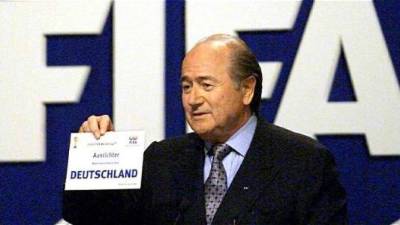 Imagen del 6 de junio del 2000 del presidente de la Fifa, Josepp Blatter, durante el anuncio de la sede del mundial adjudicado a Alemania.