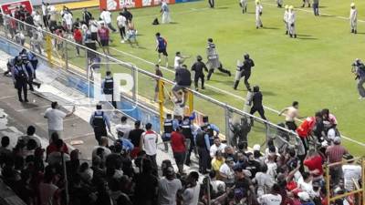 Aficionados del Olimpia provocaron disturbios en el medio tiempo del Clásico contra el Motagua en el estadio Morazán.