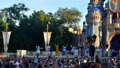 Los personajes de Disney presentan un baile frente al Palacio de la Cenicienta.