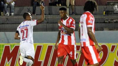 Jerry Bengtson celebrando su gol contra el Vida.