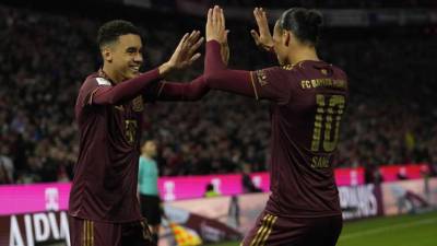 Leroy Sané y Jamal Musiala celebrando el 1-0 del Bayern Múnich contra el Bayer Leverkusen.