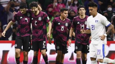 Raúl Jiménez celebrando su gol de penal contra El Salvador en el estadio Azteca.