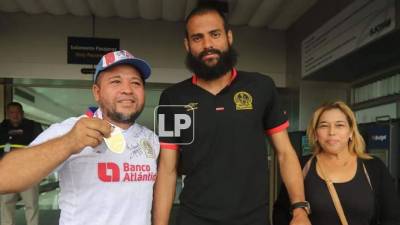 Edrick Menjívar le prestó su medalla a un aficionado del Olimpia para posar en una foto antes de salir de Costa Rica.