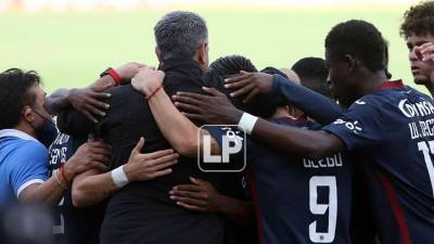 Diego Vázquez celebrando con sus jugadores el primer gol del partido contra el Platense en el estadio Nacional.