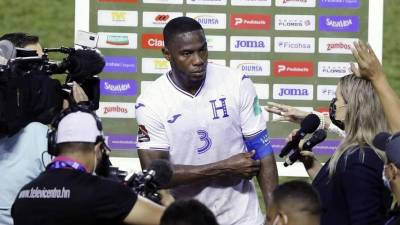 Maynor Figueroa se detuvo para atender a la prensa deportiva tras perder contra Panamá.