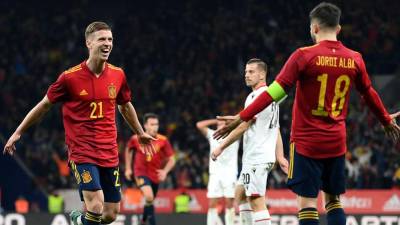 Dani Olmo celebrando su golazo que le dio la victoria a España contra Albania.