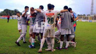 Los jugadores del Platense celebrando el gol de triunfo ante Real España marcado por el argentino Álvaro Klusener.