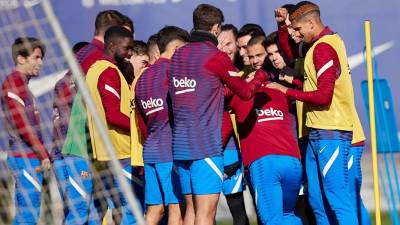 Los jugadores del FC Barcelona durante el entrenamiento que el equipo ha realizado en la ciudad deportiva Joan Gamper de cara al partido que disputarán ante el Villarreal.