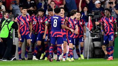 Jugadores de Estados Unidos festejan uno de los goles de la remontada contra Costa Rica.
