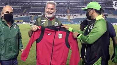 Roberto Contreras, alcalde de San Pedro Sula, posando muy alegre con la camiseta del Marathón junto a Orinson Amaya y Rolin Peña.