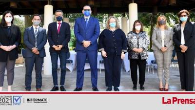 Representantes del CNE junto a diplomáticos estadounidenses.