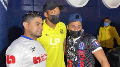 Luis ‘Buba‘ López posando con aficionados del Olimpia tras el final del partido en el Nacional.