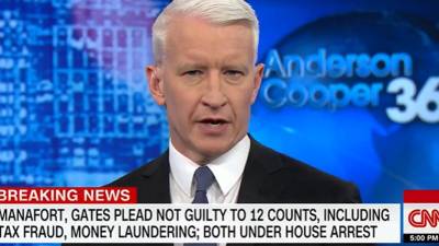El presentador Anderson Cooper dando una noticia de última hora.