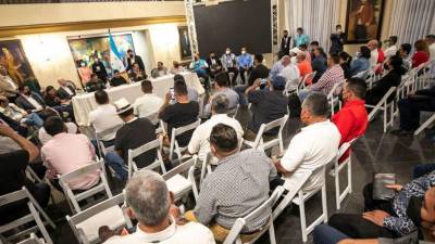 El expresidente Manuel Zelaya Rosales, asesor presidencial, coordina la cumbre,