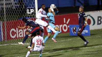 Marlon Licona se queda con el balón ante el acecho de Yustin Arboleda.