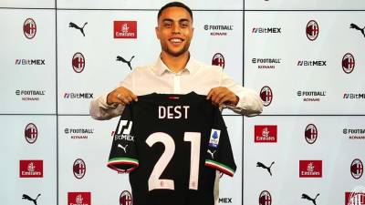 Sergiño Dest jugará por una temporada con el AC Milan y usará el dorsal 21.
