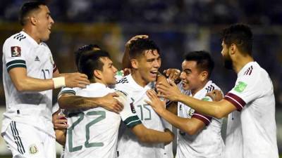 Los jugadores de México celebrando el primer gol del partido ante El Salvador marcado por Héctor Moreno.