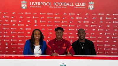 Keyrol fue acompañado por su padre Maynor Figueroa y su madre Sandra Norales durante la firma del vínculo con el Liverpool.