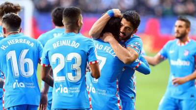 Luis Suárez celebrando el golazo ante Osasuna con sus compañeros.