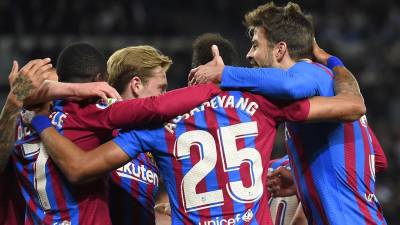 Pierre Emerick Aubameyang es felicitado por sus compañeros tras marcar el gol de la victoria del Barcelona ante la Real Sociedad.