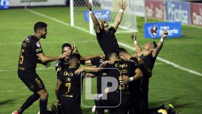 Jugadores del Motagua celebrando un gol en el triunfo contra la UPN en el estadio Nacional.