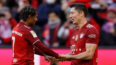 Serge Gnabry y Robert Lewandowski celebrando uno de los goles contra el Hoffenheim.