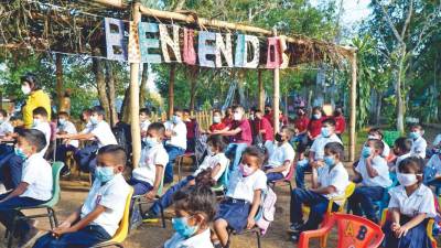 Daniel Esponda interactuó con los niños, prometió la construcción de una escuela y fue a supervisar el predio donde se edificará en el barrio Las Crucitas. El padre Víctor Cortés le mostró su funcionamiento.