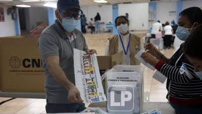 Los centros electorales de los comicios en Honduras cerraron a las 5.00 PM y comenzó el conteo de votos.