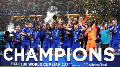 Los jugadores del Chelsea celebrando con el trofeo de campeones del Mundial de Clubes.