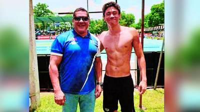 Gabriel Martínez posa con el entrenador Leonardo “Coro” González.