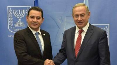 El presidente de Guatemala, en una foto de archivo junto al primer ministro israelí, Benjamín Netahyahu, declaró que su país ha sido históricamente 'pro Israel'.