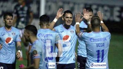 Roberto Moreira celebrando con compañeros uno de sus goles contra el Marathón.