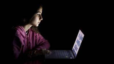 Trabajar hasta tarde con pantallas muy brillantes resulta perjudicial para la vista.