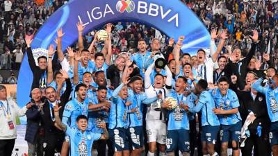 Jugadores del Pachuca y cuerpo técnico celebran con el trofeo de campeones del Torneo Apertura 2022 de la Liga MX.
