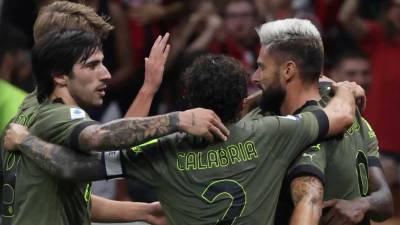 Los jugadores de AC Milan celebrando el segundo gol ante Bolonia marcado por Olivier Giroud.