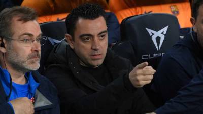 Xavi Hernández hablando con miembros de su cuerpo técnico durante el partido contra el Cádiz.