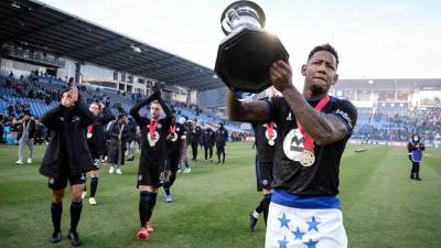 Romell Quioto levantando el trofeo de campeón del Campeonato Canadiense 2021 con el CF Montreal.