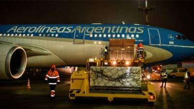 Un vuelo de Aerolíneas Argentinas partió el martes rumbo a Moscú para buscar la carga con las 300,000 vacunas para luego transportarlas a Argentina.