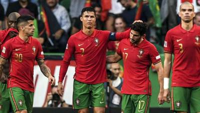 Cristiano Ronaldo felicitando a Gonçalo Guedes tras el 2-0 de Portugal ante República Checa.