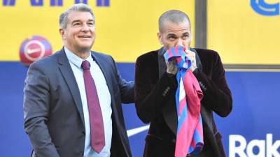 Joan Laporta presentó a Dani Alves en el Camp Nou.