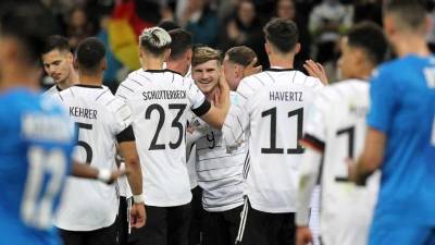 Jugadores de Alemania felicitando a Timo Werner por su gol contra Israel.