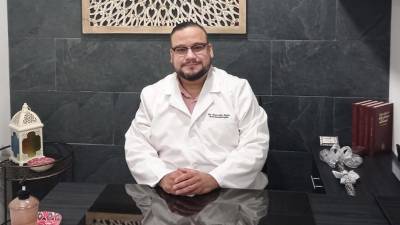 El médico tiene su consultorio en el Hospital del Valle.