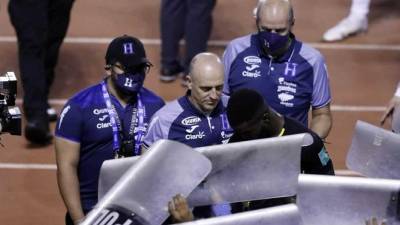 Fabián Coito se retiró del campo resguardado por la policía tras perder ante Jamaica en el estadio Olímpico.