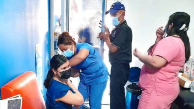 Una enfermera aplica una dosis de la vacuna anticovid a una joven en la Central de Abastos.