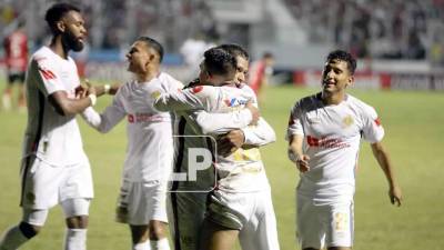 Jugadores del Olimpia celebrando el golazo de Michaell Chirinos ante Alajuelense.